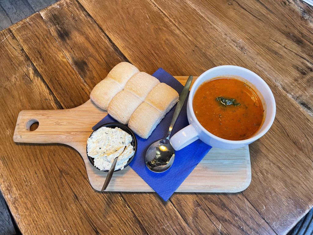 Tomaten soep met vers brood en kruidenboter